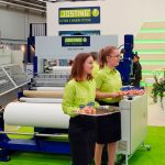 Josting Ligna Messestand RollCut-Master RF 1500 mit Messehostessen