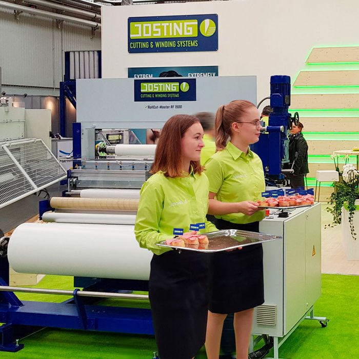 Josting Ligna Messestand RollCut-Master RF 1500 mit Messehostessen