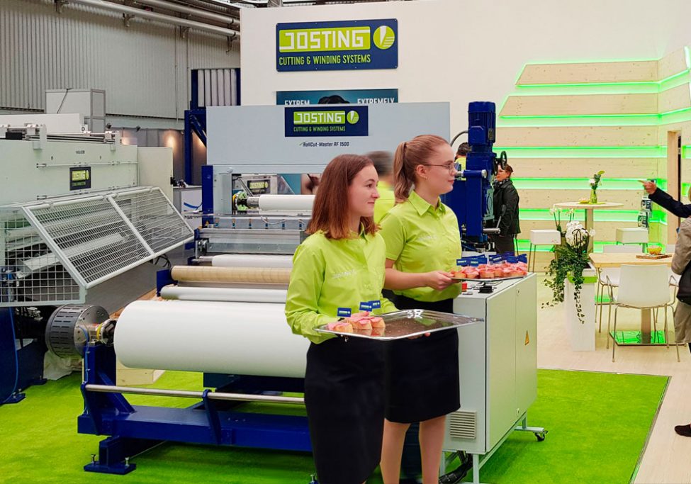 Josting Ligna Messestand RollCut-Master RF 1500 mit Messehostessen
